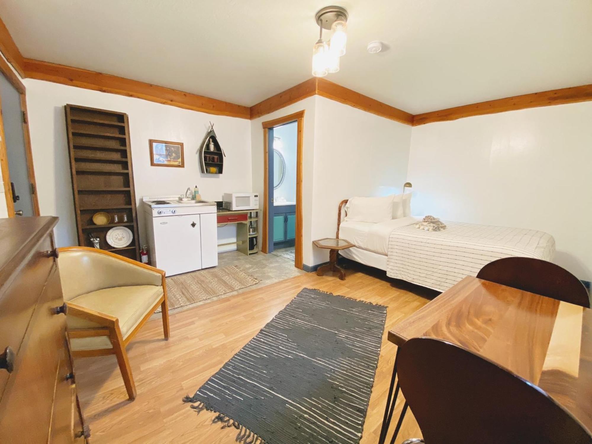 Flathead Lake Resort Woods Bay Exterior photo