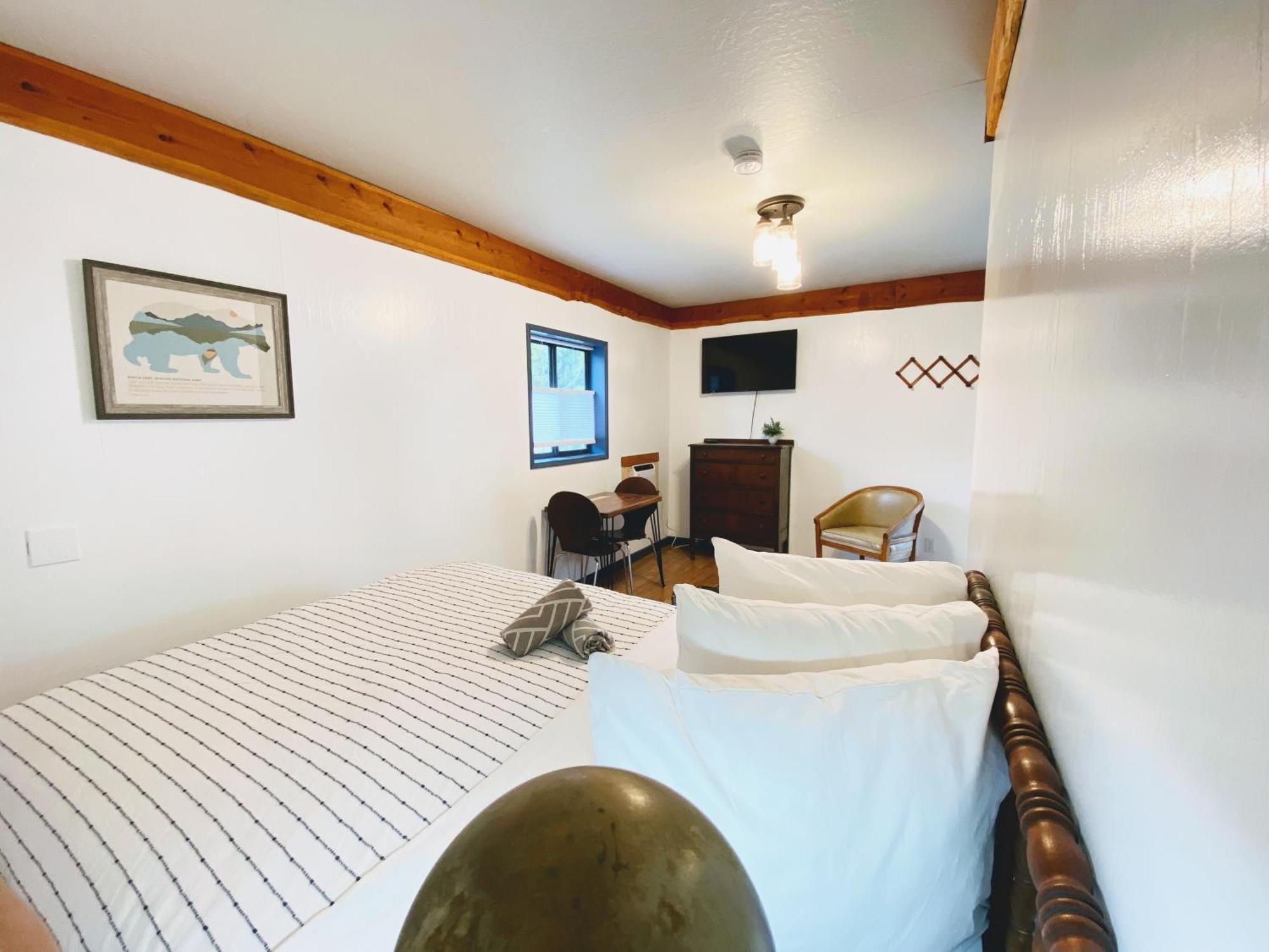 Flathead Lake Resort Woods Bay Exterior photo