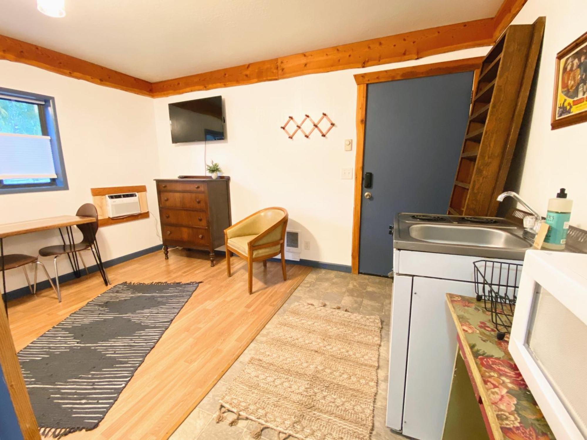 Flathead Lake Resort Woods Bay Exterior photo